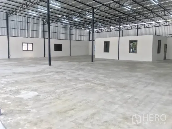 Warehouse for rent in Pathum Thani - Spacious 1,000 sqm warehouse interior with high steel truss roof, polished concrete floor, and internal offices.