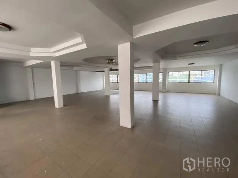 คลังสินค้า ให้เช่าในBang Phli, Samut Prakan - พื้นที่สำนักงานหรืออเนกประสงค์ปูกระเบื้องกว้าง มีหน้าต่างบานยาวภายในอาคาร