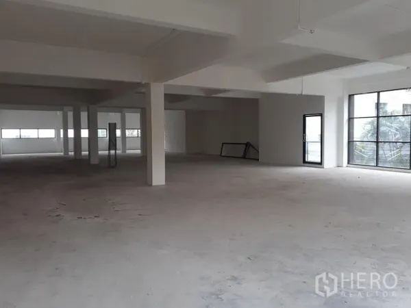 Office Space for rent in Khlong Toei, Bangkok - Expansive open office plate with multiple support columns, glass door and panoramic windows providing abundant natural light.