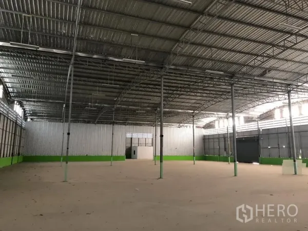 คลังสินค้า ให้เช่าในLat Krabang, Bangkok - คลังสินค้าช่องกว้าง เพดานสูง เสารองรับเหล็ก และประตูบริการด้านหลัง