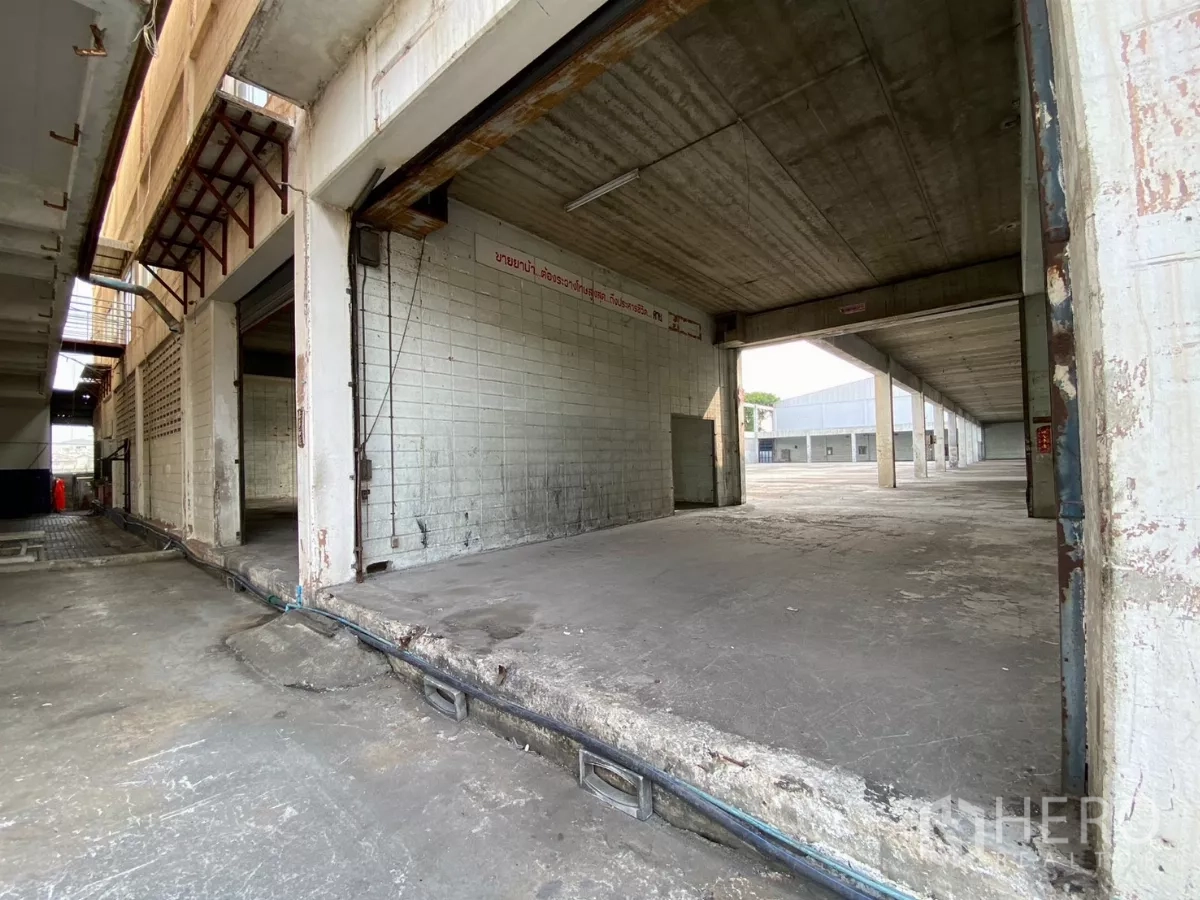 Factory for sale in Bang Phli, Samut Prakan - High-ceiling loading dock opening to wide production floor with concrete columns.