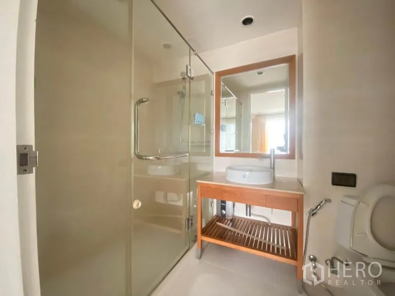 คอนโด ให้เช่าในWatthana, Bangkok - ห้องน้ำสมัยใหม่ พร้อมตู้กระจกอาบน้ำ อ่างล้างหน้าทรงกลม และโถสุขภัณฑ์