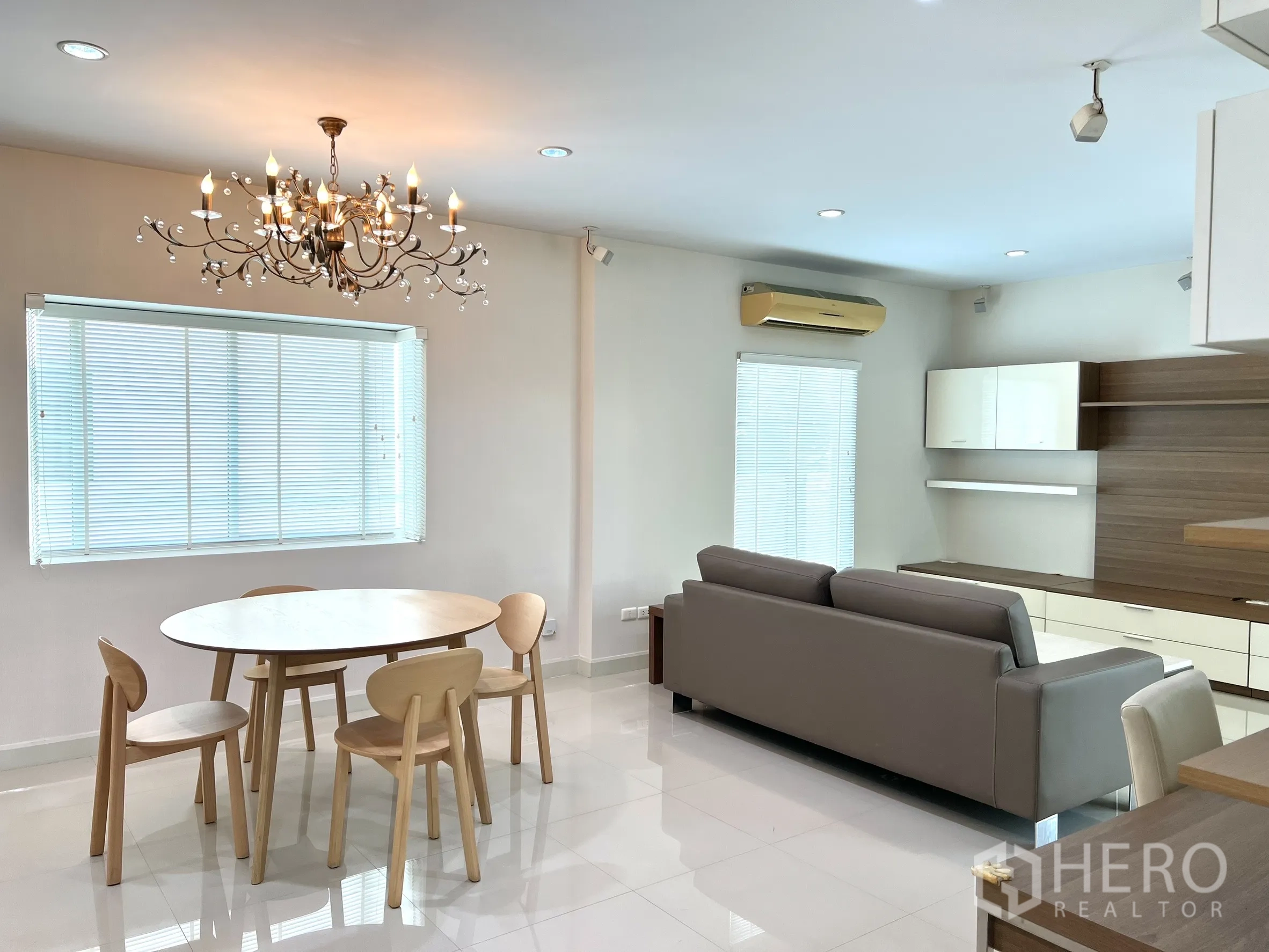 独立式住宅 出租或出售在Saphan Sung, Bangkok - 餐区在窗边，与客厅相连，瓷砖地面、素雅配色。