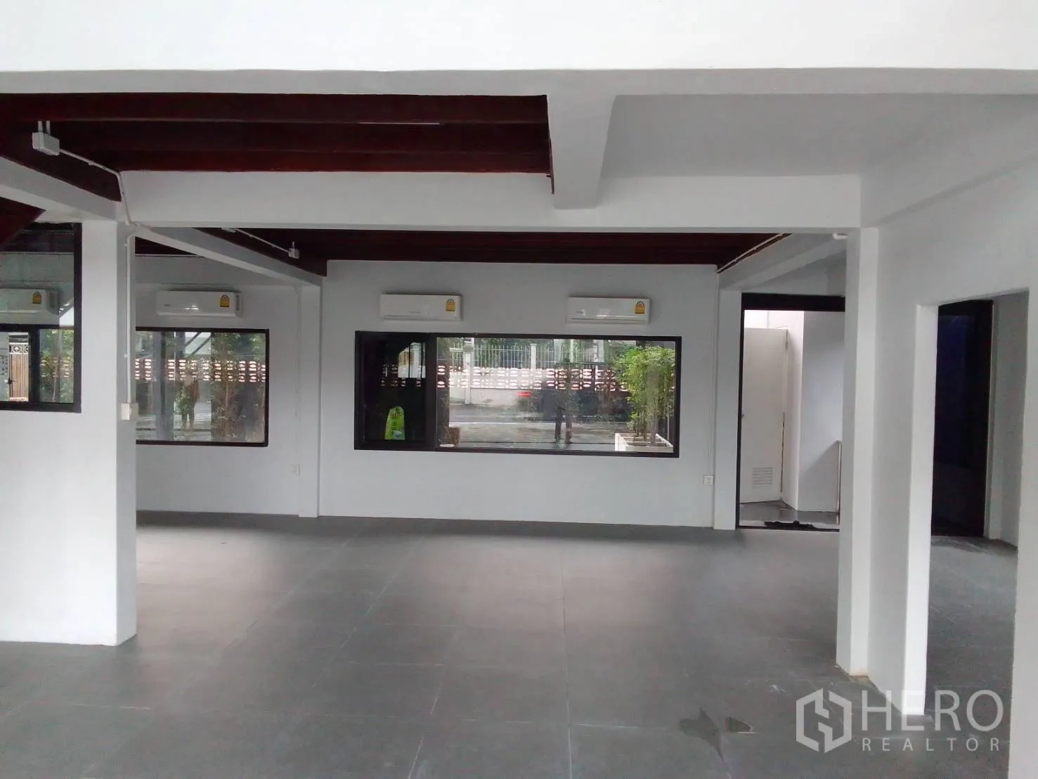 带办公室的家 出租在Wang Thonglang, Bangkok - 一层大开间，裸露梁、空调与多扇窗户