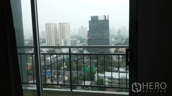 公寓 出租在Huai Khwang, Bangkok - 私人阳台金属栏杆，可俯瞰曼谷天际线与高楼景观