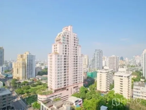 公寓 出租在Watthana, Bangkok - 瓦他那区高层公寓外观，远眺曼谷城市天际线。