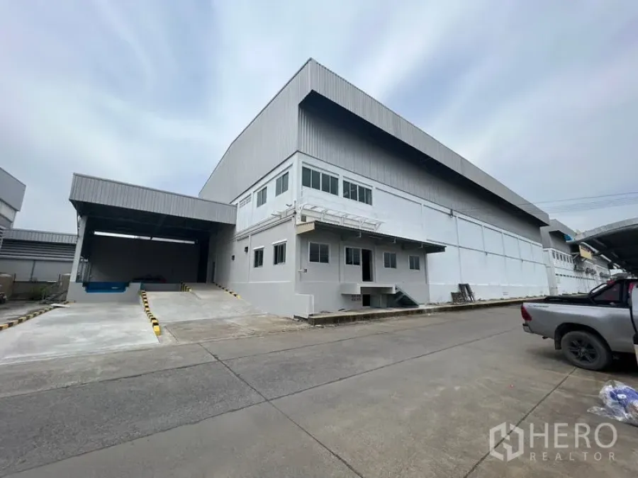 Warehouse for rent in Lat Krabang, Bangkok - Exterior of modern high-clearance warehouse with mezzanine office and covered loading dock with ramp in Lat Krabang, Bangkok.