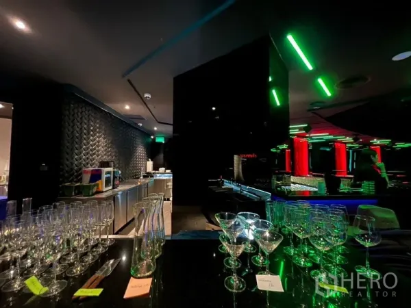 零售空间 出租在Ratchathewi, Bangkok - 吧台操作台与玻璃器皿，顶面绿色LED灯光。