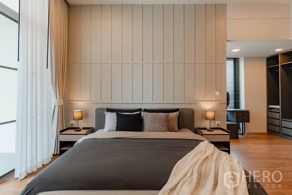 Detached House for rent in Saphan Sung, Bangkok - Master bedroom with panelled feature wall and walk-in wardrobe.