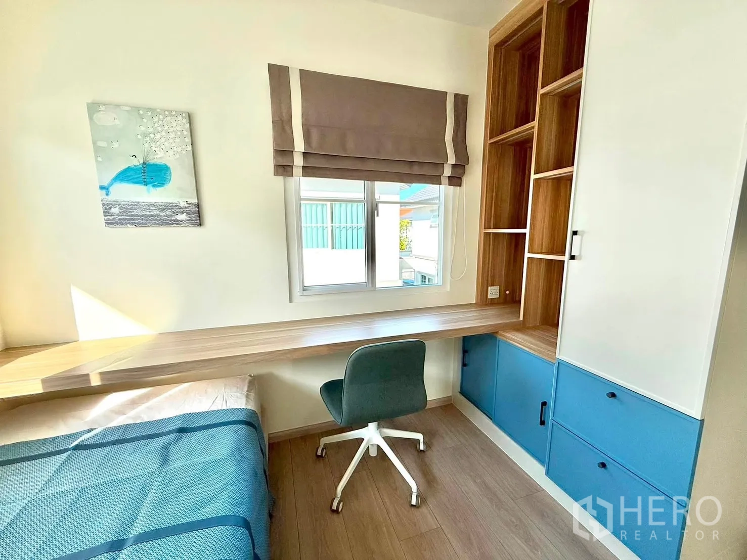 Detached House for rent in Bang Phli, Samut Prakan - Compact bedroom or study with built-in desk, blue cabinetry, and task chair.
