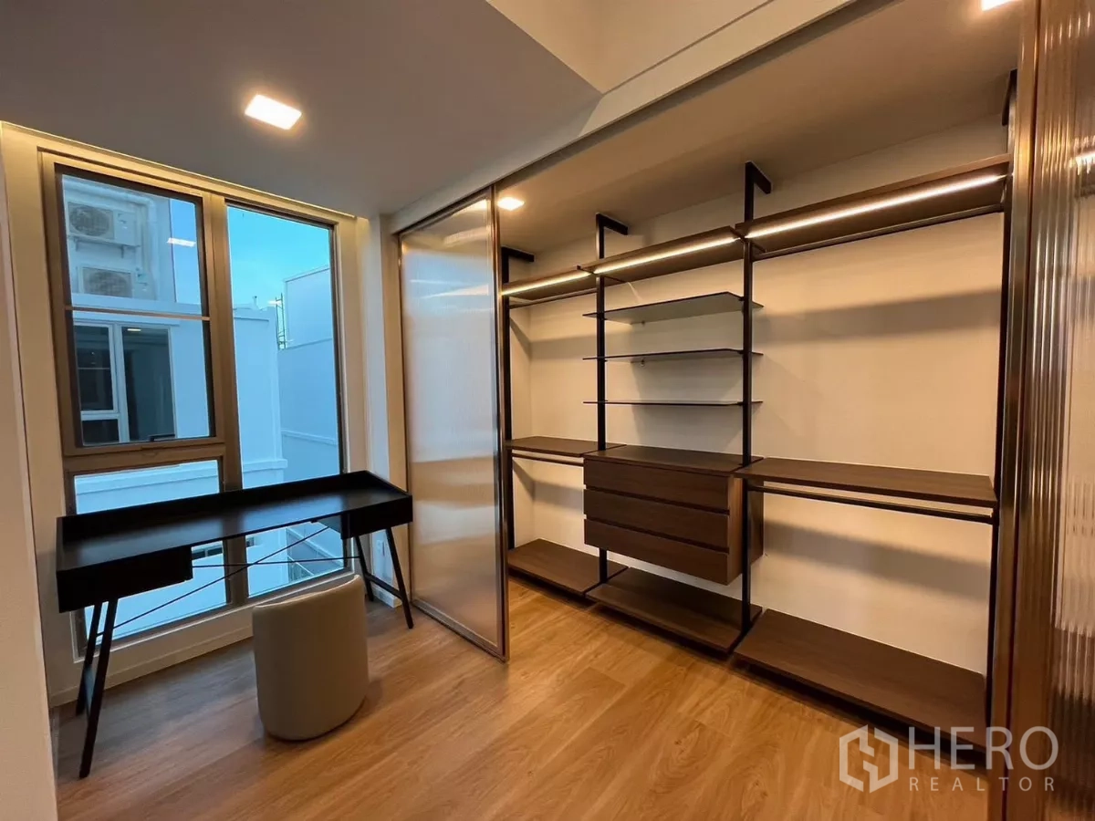 Detached House for rent in Saphan Sung, Bangkok - Walk-in closet and study nook with built-in shelving, desk and a large window.
