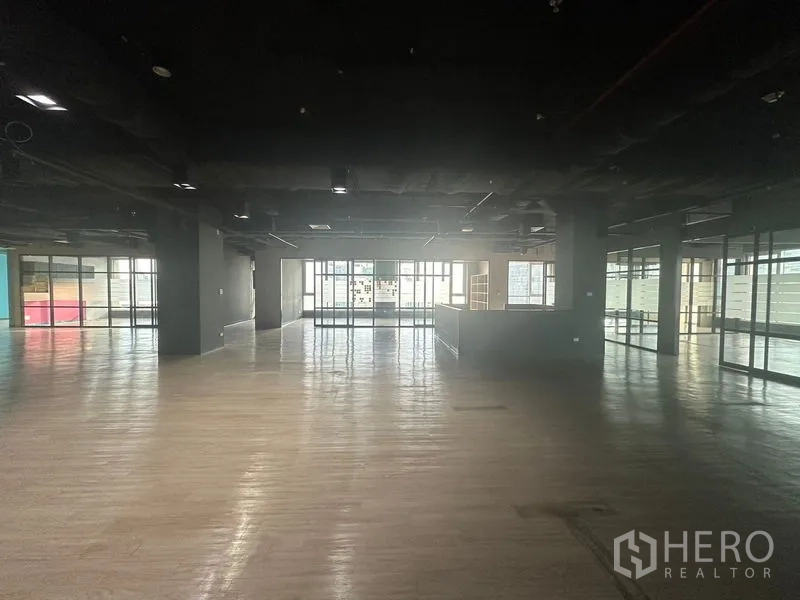 办公空间 出租在Bang Rak, Bangkok - 宽大的办公区域，设接待台与侧边玻璃隔间。