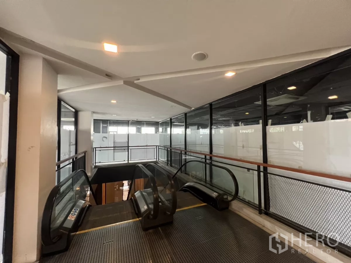 Retail Space for rent in Watthana, Bangkok - Escalators leading to a bright retail corridor with floor-to-ceiling windows