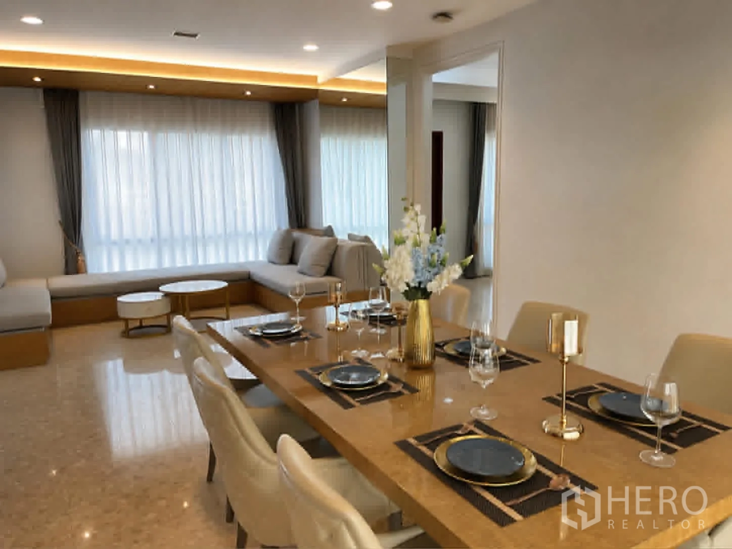 独栋房屋 for rent or sale in Saphan Sung, Bangkok - 餐桌与会客区近景，嵌灯天花。