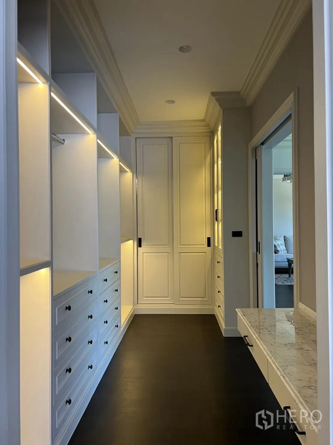 Detached House for rent or sale in Bang Kapi, Bangkok - Well-lit walk-in closet with extensive cabinetry, drawers and a marble-topped dressing counter.