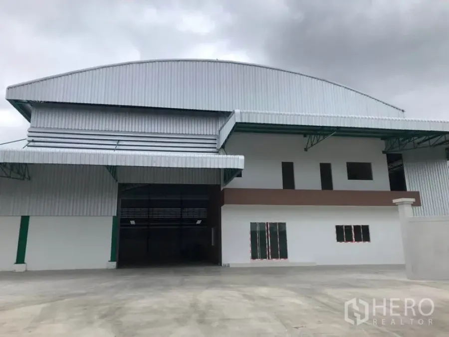 Factory for rent or sale in Mueang Samut Sakhon, Samut Sakhon - Modern factory exterior with high gable roof and wide entry in Mueang Samut Sakhon.