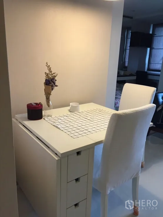 公寓 出租在Watthana, Bangkok - 明亮用餐角落，白色两人餐桌与座椅。