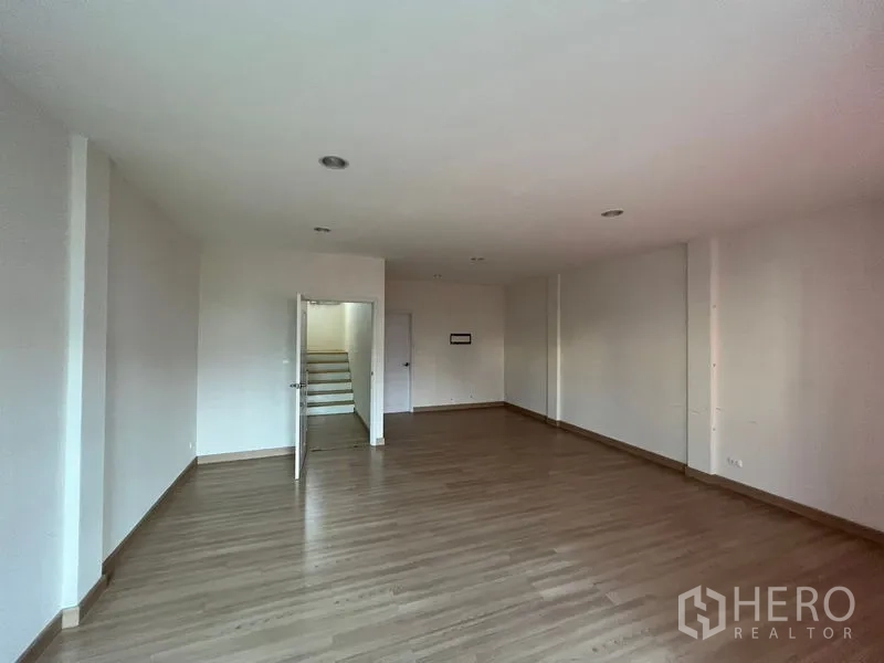 带办公室的家 出租或出售 - 宽阔办公室空间，木地板，通往楼梯，适合会议或工位布局。