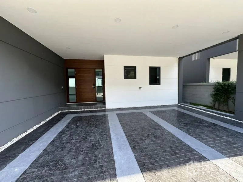 Detached House for rent in Bang Phli, Samut Prakan - Covered two-car carport with patterned tile floor beside the front entry.