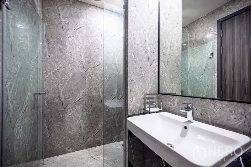 คอนโด ให้เช่าในWatthana, Bangkok - ห้องน้ำลายหินอ่อนพร้อมตู้ Shower กระจกและกระจกบานใหญ่