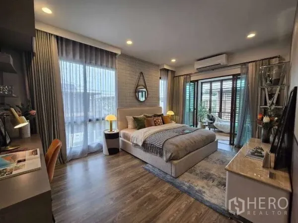 บ้าน ให้เช่าในBang Kapi, Bangkok - ห้องนอนใหญ่กว้าง มีหน้าต่างบานใหญ่ แสงนุ่ม และเชื่อมซันรูม