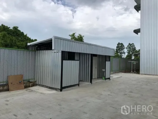 货栈 出租在Pathum Thani - 仓库旁独立金属板服务建筑，用作卫生间，坐落在硬化场地上。