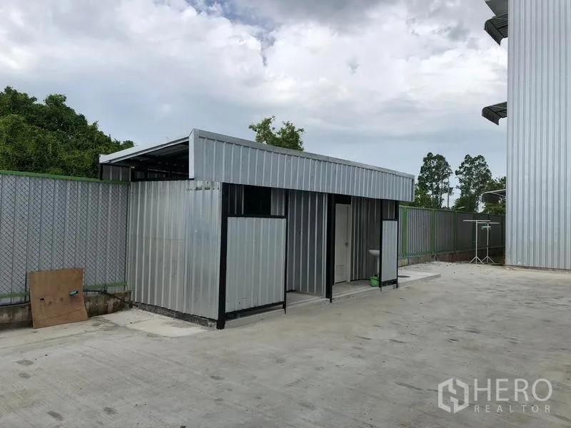 货栈 出租在Pathum Thani - 仓库旁独立金属板服务建筑，用作卫生间，坐落在硬化场地上。