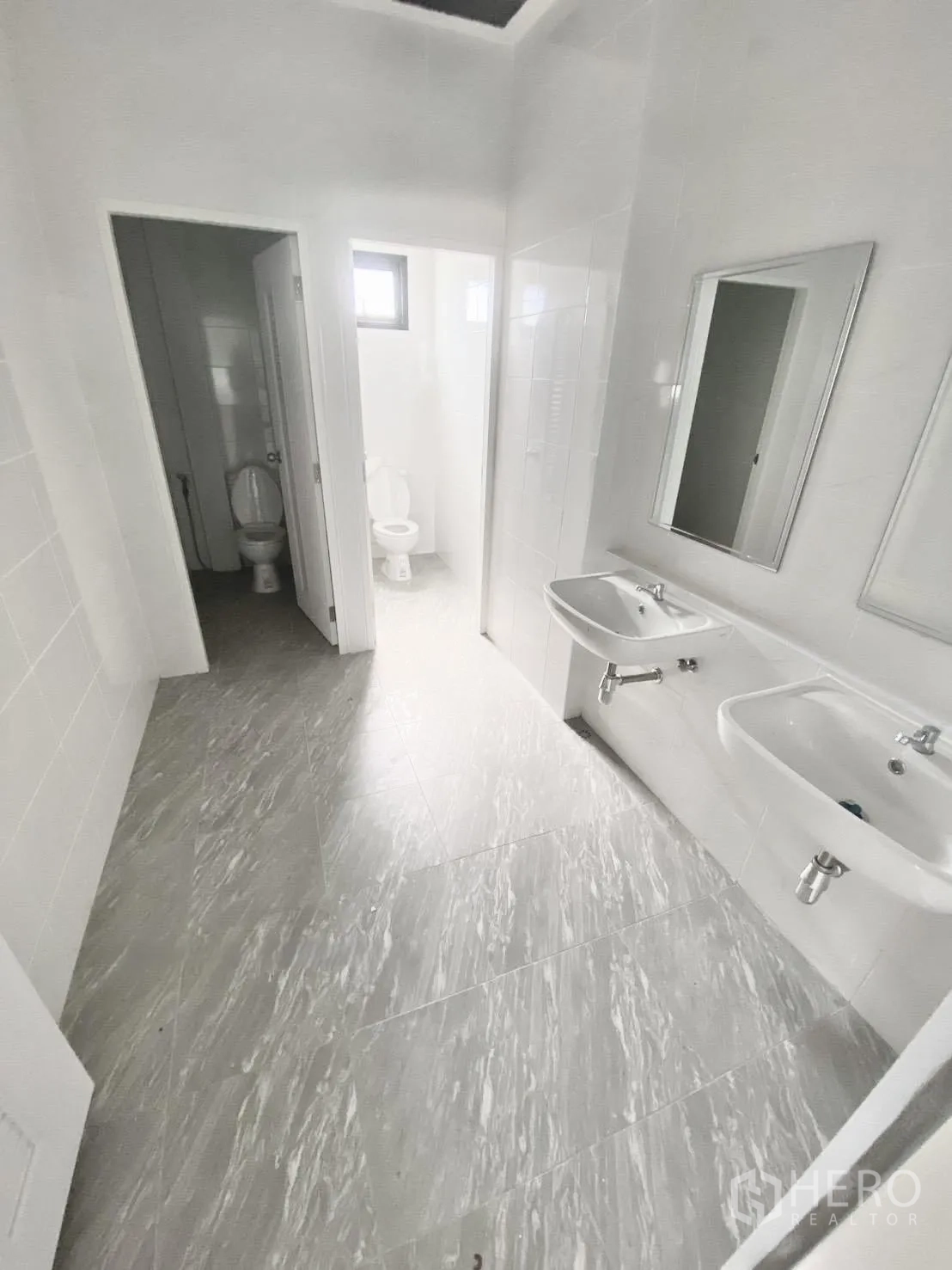 โกดัง for rent in Bang Bo, Samut Prakan - ห้องน้ำสว่างพร้อมอ่างล้างหน้า กระจก และห้องสุขา