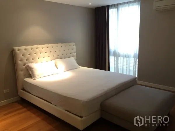 公寓 出租在Watthana, Bangkok - 主卧配纽扣软包床头、纱帘与木地板。