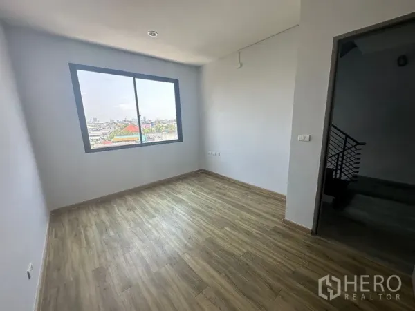 带办公室的家 出租 - 明亮卧室或办公室，木地板，推拉窗看城市景观。
