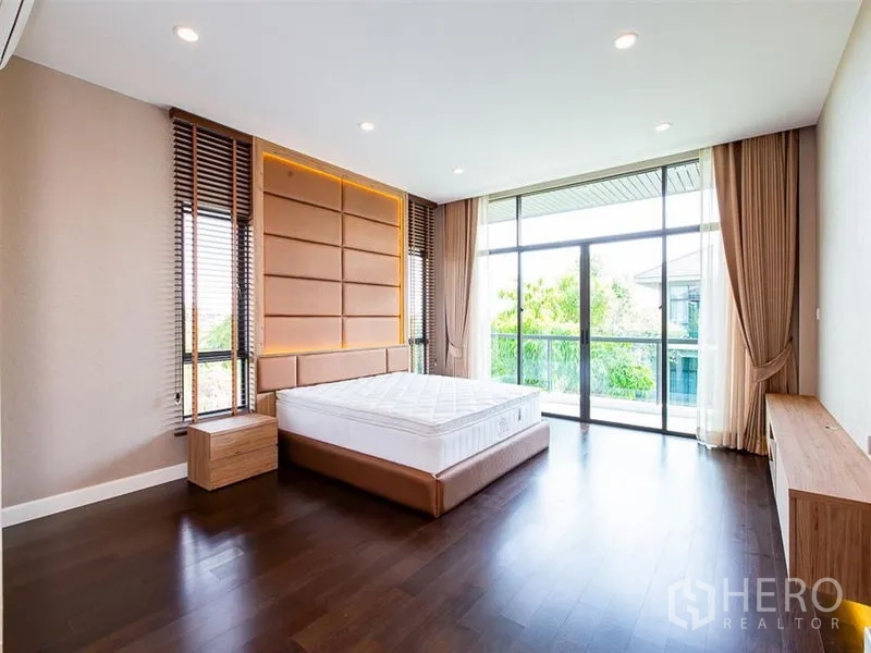 บ้าน ให้เช่าหรือขายในPrawet, Bangkok - ห้องนอนใหญ่กว้าง มีระเบียงและหน้าต่างสูงจรดเพดาน