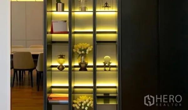 公寓 出售在Khlong San, Bangkok - 带灯内置展示柜，陈列装饰品，邻近用餐区。