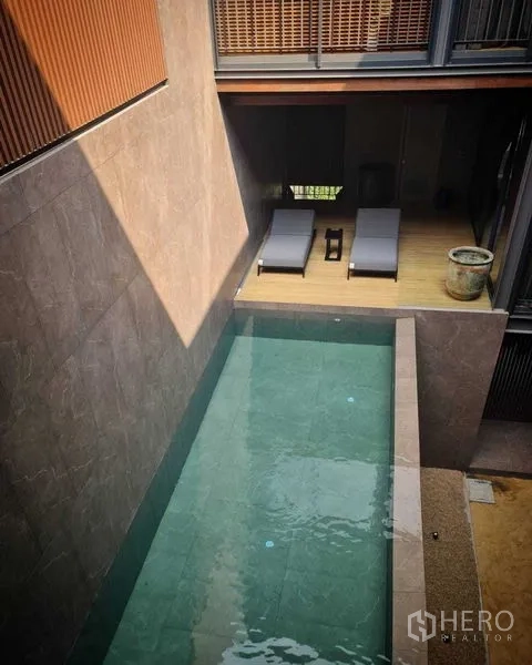 独立式住宅 出售在Lat Phrao, Bangkok - 俯瞰狭长泳池与日光平台，上置躺椅。