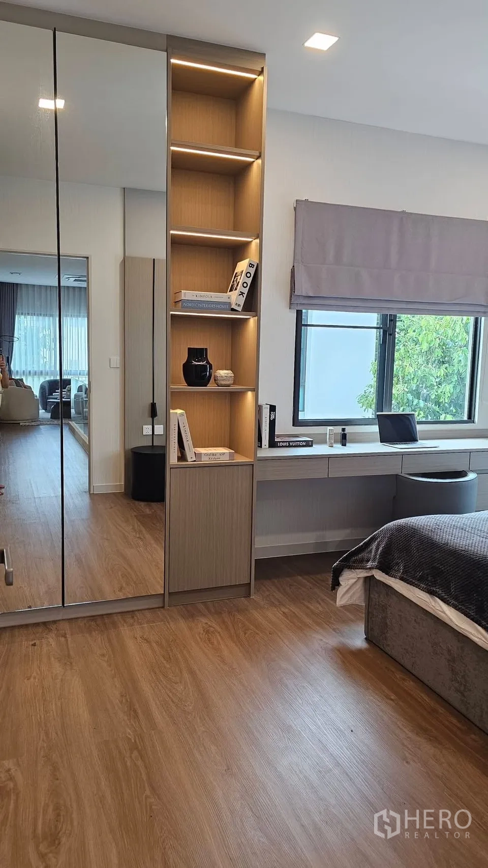 独栋房屋 for rent in Bang Phli, Samut Prakan - 卧室带嵌入式书桌与带灯展示格，旁有窗户。