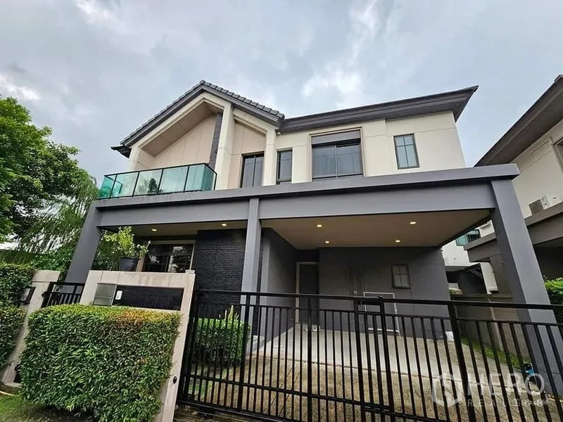 Detached House for sale in Bang Kruai, Nonthaburi - Front elevation of the house highlighting the carport, front gate and modern facade.