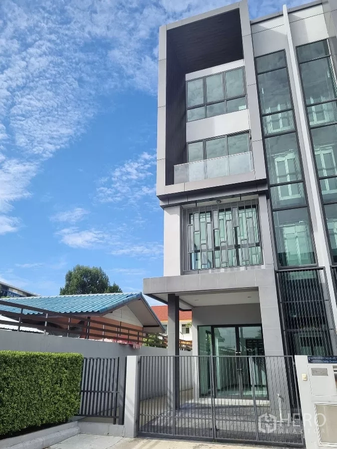 Home Office for rent in Khlong Toei, Bangkok - Modern four-storey corner home office exterior with gated entry and glass facade.