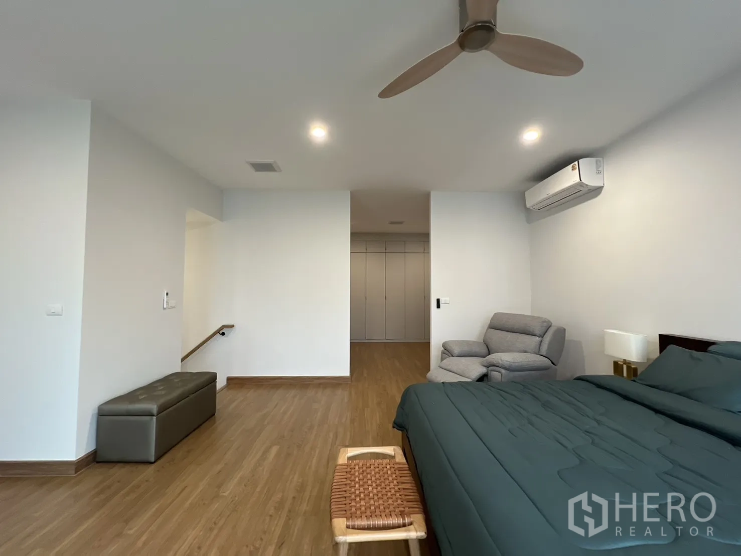 独立式住宅 出租在Prawet, Bangkok - 主卧走廊通向内置衣柜。