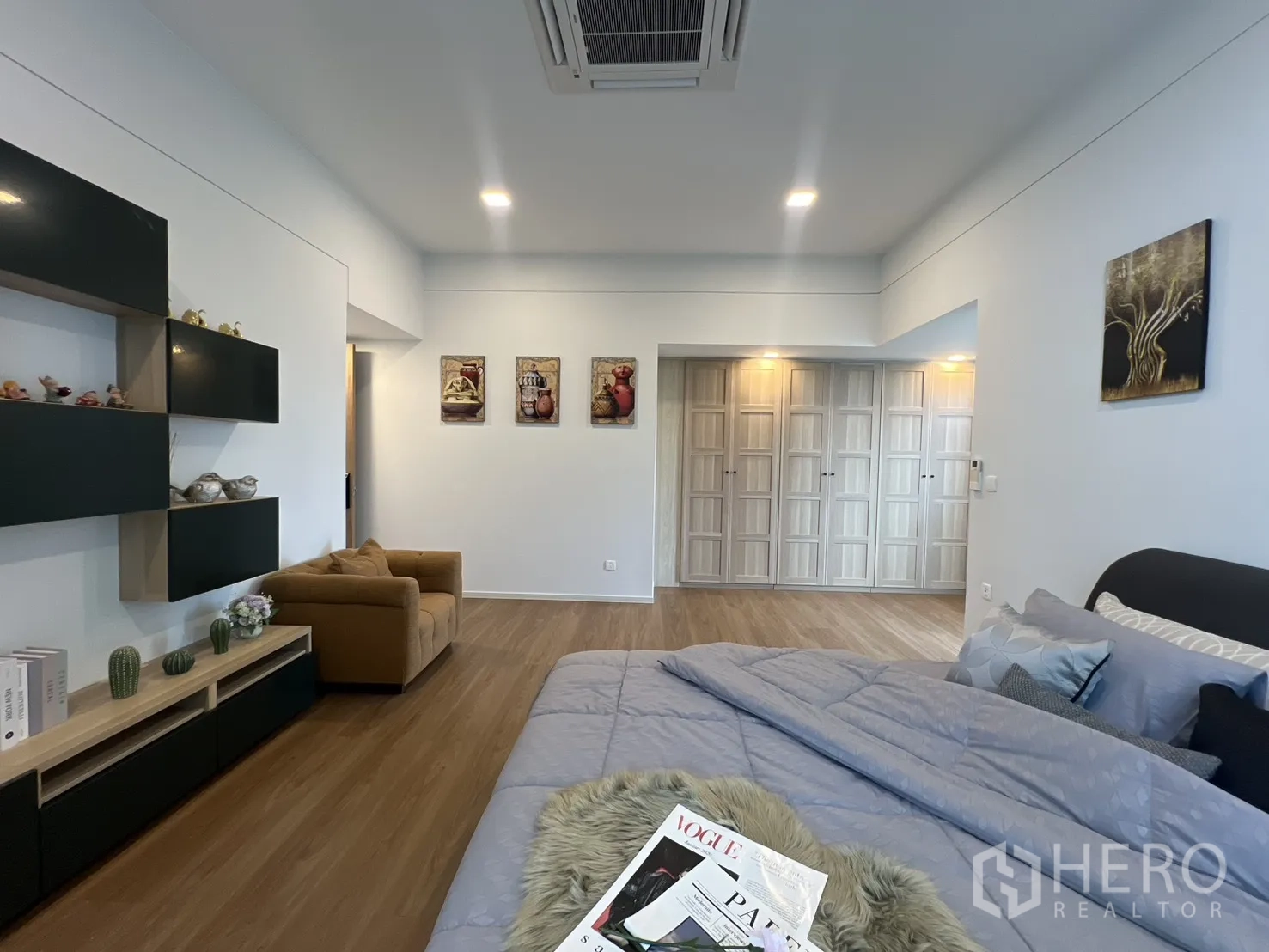 Detached House for rent in Saphan Sung, Bangkok - Master bedroom with built-in wardrobes and wood flooring.