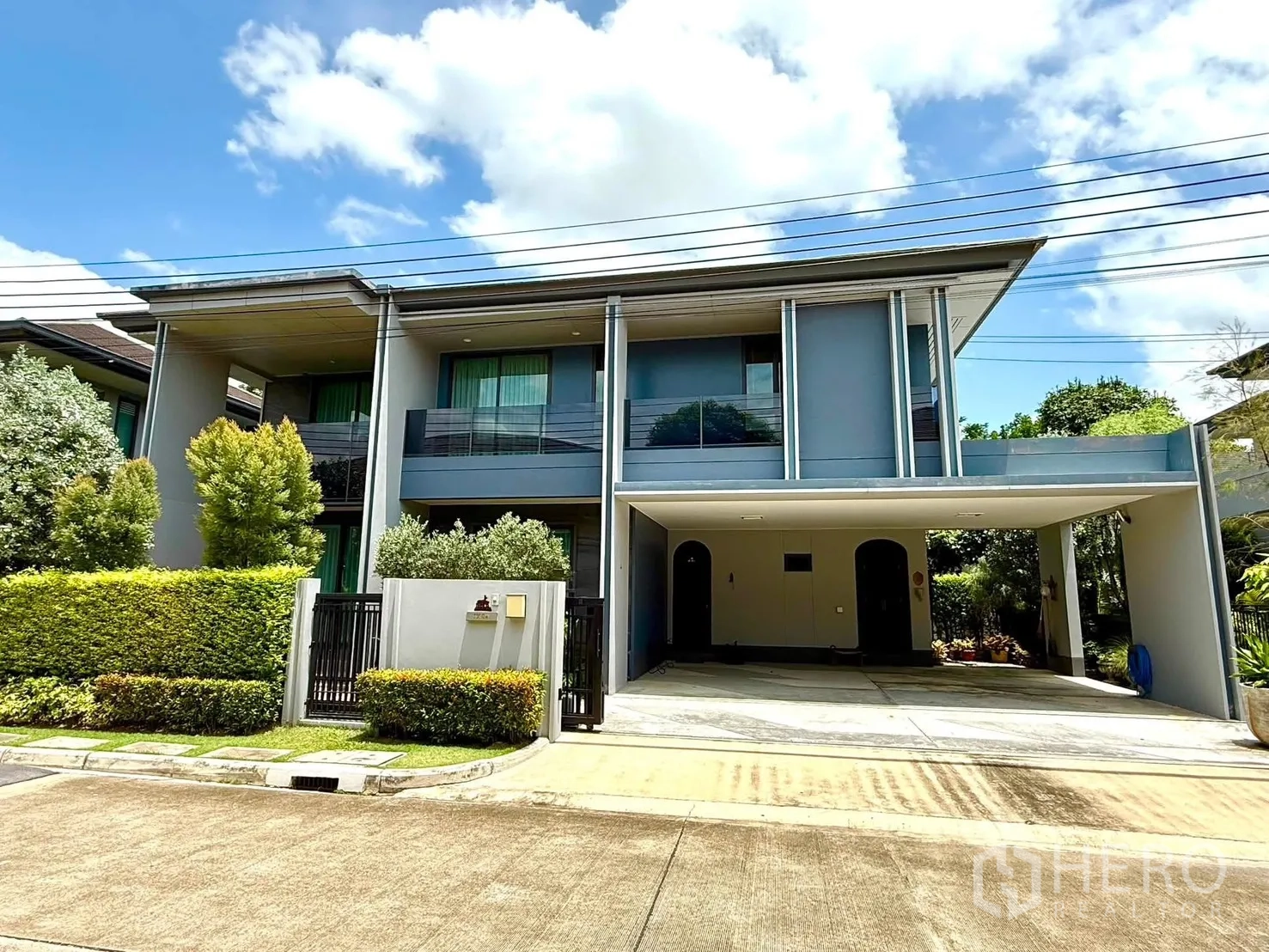 Detached House for rent in Bang Kapi, Bangkok - Modern two-storey house exterior with balcony and covered carport.