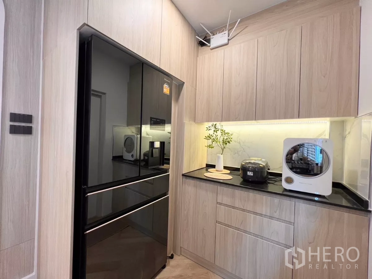 独立式住宅 出租在Bang Phli, Samut Prakan - 备餐区配大黑色冰箱与吊柜，带灯带