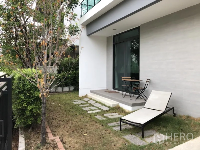 Detached House for rent in Saphan Sung, Bangkok - Small private garden with patio, bistro set and sun lounger along the side yard.