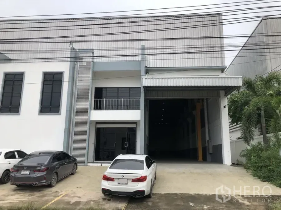 Factory for rent or sale in Bang Phli, Samut Prakan - Factory frontage with office, roller shutter loading bay, and parking spaces in Bang Phli, Samut Prakan.