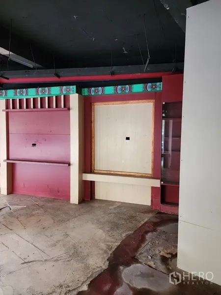 零售空间 出租在Khlong Toei, Bangkok - 特色墙面，带展示壁龛与装饰线条的零售单元。