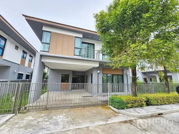 บ้าน ให้เช่าในPrawet, Bangkok - บ้านเดี่ยวสองชั้นสไตล์โมเดิร์นพร้อมรั้วและที่จอดรถ มีต้นไม้ด้านหน้า ในเขตประเวศ กรุงเทพฯ