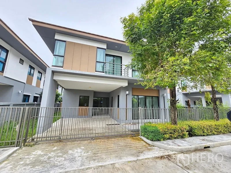 บ้าน ให้เช่าในPrawet, Bangkok - บ้านเดี่ยวสองชั้นสไตล์โมเดิร์นพร้อมรั้วและที่จอดรถ มีต้นไม้ด้านหน้า ในเขตประเวศ กรุงเทพฯ