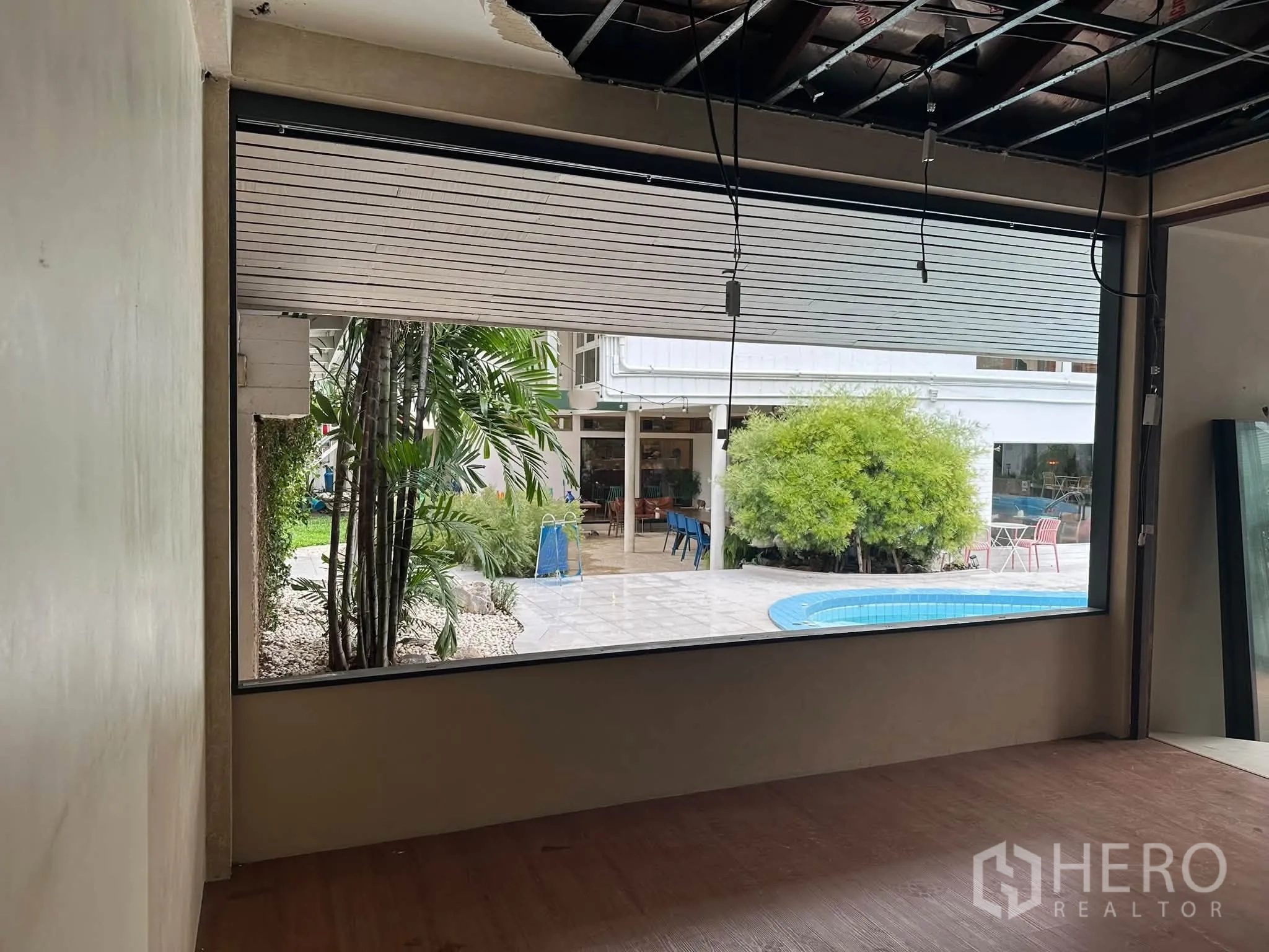 พื้นที่ขายของ for rent in Khlong Toei, Bangkok - หน้าต่างบานกว้างมองเห็นลานสระว่ายน้ำและสวนสีเขียว