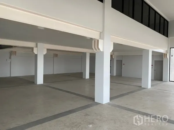 Warehouse for rent in Lat Krabang, Bangkok - Spacious ground-floor storage area with structural columns and polished concrete floor.