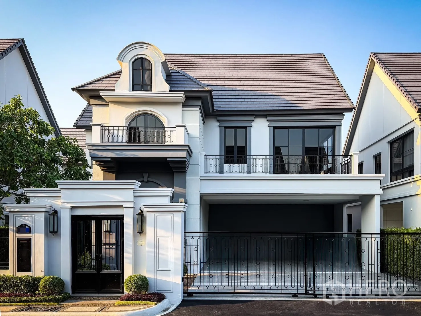 บ้านเดี่ยว for rent in Bang Khen, Bangkok - บ้านเดี่ยว 3 ชั้นสไตล์คลาสสิก หน้าบ้านโค้ง ซุ้มประตูรั้ว และที่จอดรถมีหลังคา.
