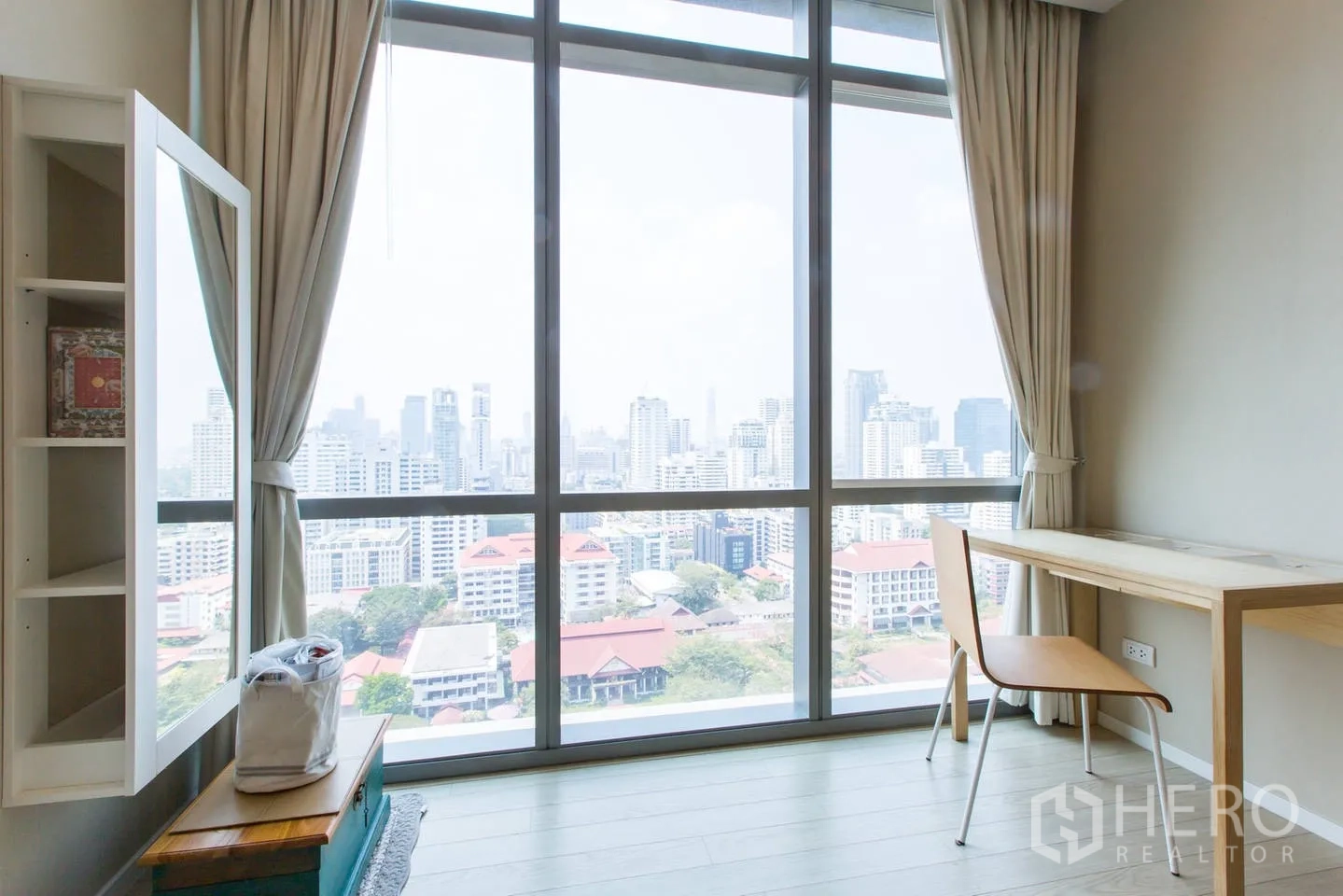 คอนโด ให้เช่าในWatthana, Bangkok - หน้าต่างเต็มผนังพร้อมโต๊ะทำงาน มองเห็นวิวสกายไลน์กรุงเทพฯ กว้างจากตัวคอนโด