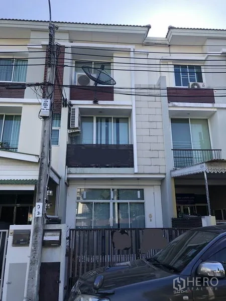 ทาวน์เฮาส์ ให้เช่าในYan Nawa, Bangkok - ทาวน์เฮ้าส์ 3 ชั้นสไตล์โมเดิร์นด้านหน้า มีระเบียง ประตูบานเลื่อน จานดาวเทียม ชุดคอมเพรสเซอร์แอร์ พร้อมที่จอดรถในรั้วบ้านและสายไฟเหนือศีรษะ ในวันฟ้าใส